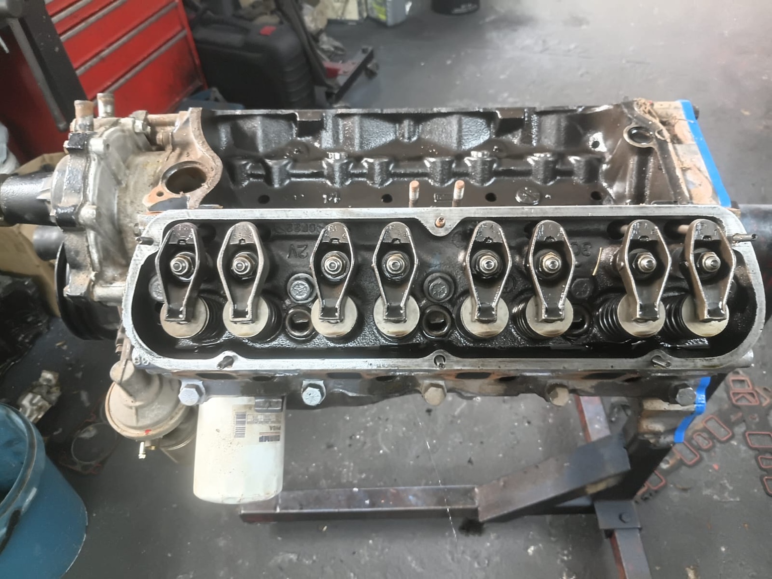 Cylinder head and rocker gear with the valve cover removed.